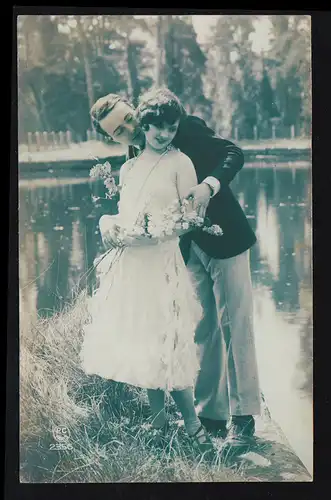 AK amour Photo: Jeune couple d'amoureux avec des fleurs au bord du lac, NIEDERWESA 17.9.1927