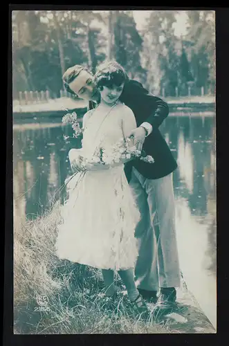 Liebes-AK Foto: Junges Liebspaar mit Blumen am See, NIEDERWIESA 17.9.1927