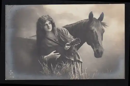 Liebes-AK Foto: Frau mit Laute und Pferd, DRESDEN-ALTSTADT 3.10.1921