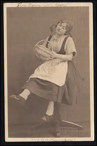 Liebes-AK Foto Träumendes Bauernmädchen auf Hocker mit Korb, ERFURT 3..6.1912