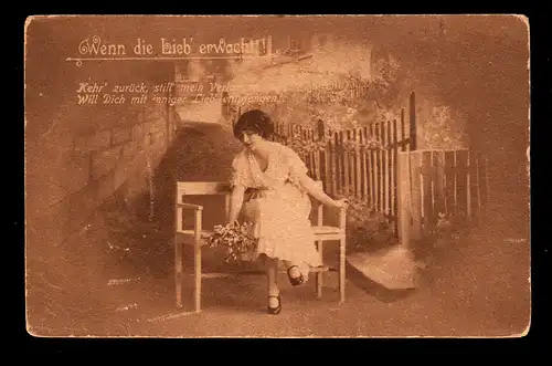 AK de l'amour Quand l 'Amour se réveille! - Femme souriante sur un banc avec des fleurs