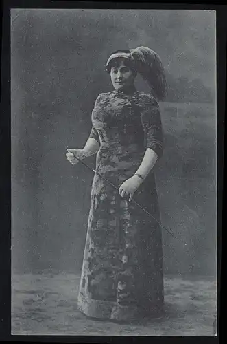 AK de mode: femme en longue robe avec des ornements de tête et des ferts, inutilisé
