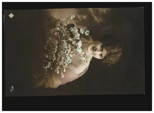 AK Frauen: Frau lächelnd mit blauen Blumen, Asch