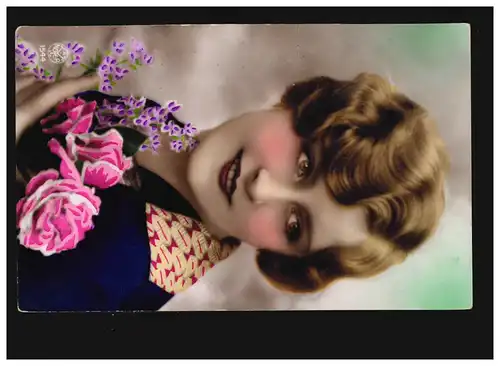 AK Frauen: brünette Frau mit Blumenstrauß, coloriert, Alberschwend 06.08.