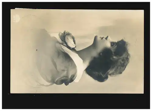 Femmes AK: Femme avec fleur, photo noir et blanc, couru vers 1910