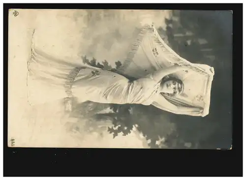 AK Femmes: femme en robe d'enveloppe avec chiffon, fond arbres, pluie 04.03.1908