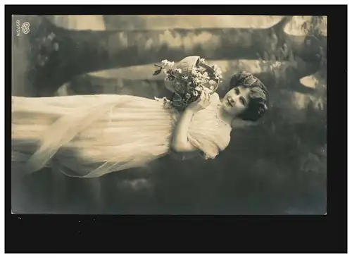 AK Frauen: Frau langes Kleid mit Blumen im Korb vor Bäumen, Wels 17.04.1913