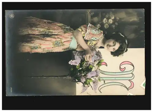 AK Femmes: Femmes Robe et bouquet de fleurs, Autriche 17.03.1911