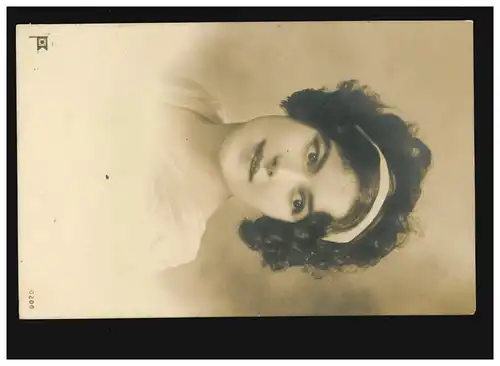 AK Femmes: Femmes cheveux bouclés courts avec bande de cheveux blanc, rode de l'Olden