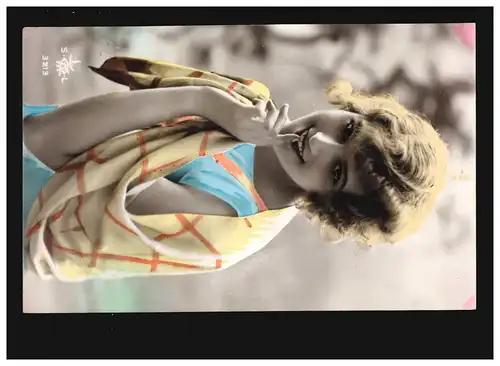 AK Frauen: Frau blaues  Kleid, mit Tuch um die Schultern, Österreich 15.09.