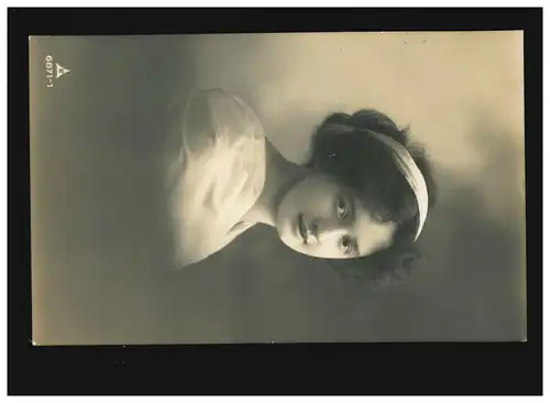 AK Femmes: femme avec boucles et bande de cheveux, Braunswick 2308.1911