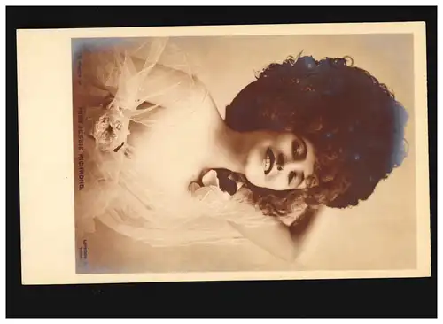 AK Frauen: lächelnde Frau Locken, Blüten, Miss Jessie Richmond, ungebraucht