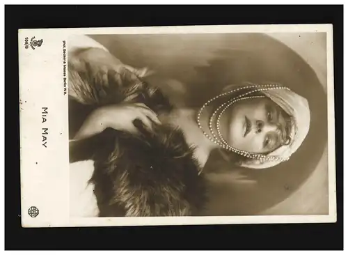 AK Femmes: femme tissu et perles dans les cheveux, fourrure, Mia May, Hambourg 7.7.1919