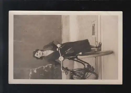 Straßenverkehr Fahradfahrer Frau mit Mütze Kleid Photographie, ungebraucht