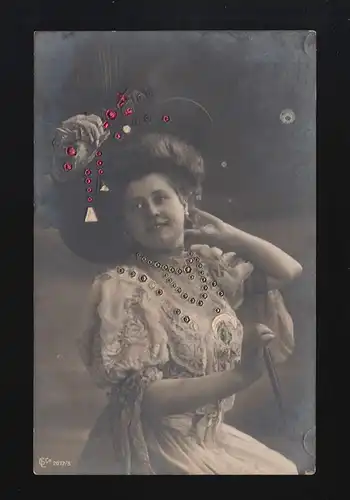 Frau posiert großer Hut Blume Kleid verziert bunte Steine, gelaufen 12.7.1909