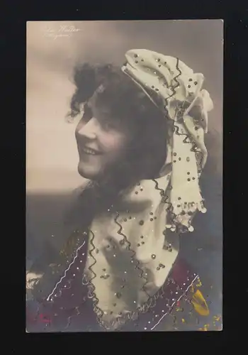 lächelnde Frau dunkle Locken Tuch Glitzer Gold Mode, Main/Braubach 27.4.1906