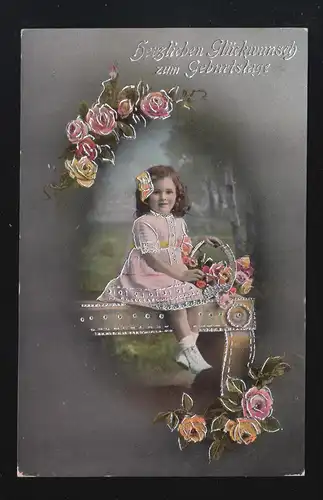 Fille robe rose sur banc avec fleurs, Poste de champ pour l'anniversaire de Cassel 10.2.1916