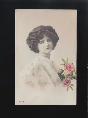 elegante Frau mit dunklem Haar, gesticktes Haarband Blumen, gelaufen 29.8.1910