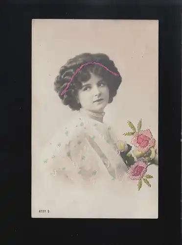 femme élégante avec cheveux foncés, bande de cheveux brodée fleurs, couru 29.8.1910