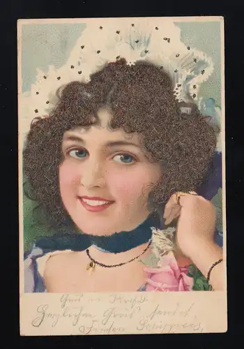 Fille souriante, yeux bleus Houblon Poil artificiel Chaîne de fleurs, Principal 31.7.1901