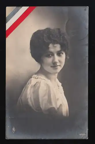 Femmes Portrait boucles chemisier blanc, couleurs riches couru autour du 24.2.1917