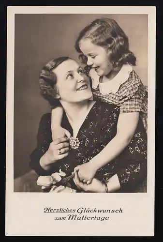 Mutter Tochter Umarmung Lächeln Hände halten, Glückwunsch Muttertag ungebraucht