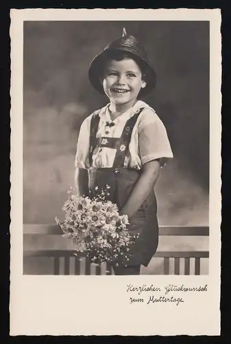 enfant riant dans costumes + fleurs, Félicitations Fête des mères non utilisé