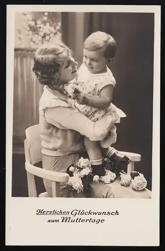 Femme souriant avec petit enfant sur le bras Fleurs Félicitations Fête des mères non utilisé