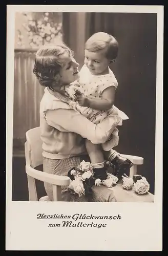 Frau lächelnd mit Kleinkind auf dem Arm Blumen Glückwunsch Muttertag ungebraucht