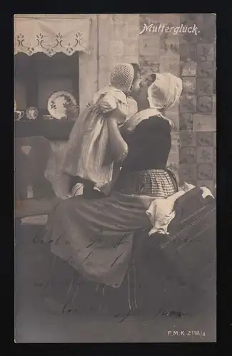 Frau küsst ihr Kind, Kleid Haube Spitze Mutterglück Familie, gelaufen 11.3.1911