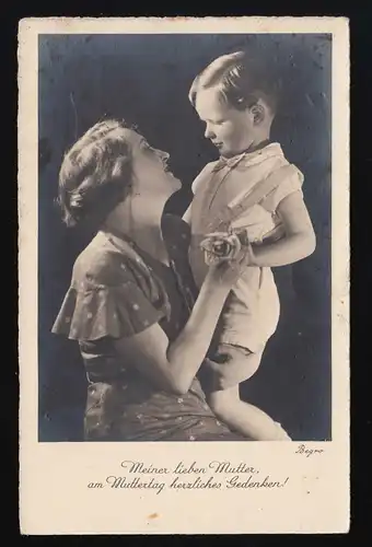 Mère tient son fils sur ses bras, Fête des Mères, Souvenirs chaleureux, Inutile