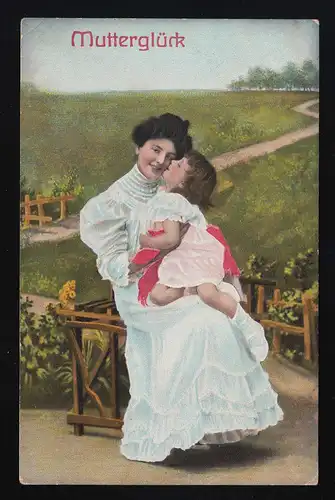 femme en longue robe sur banc avec des filles sur les genoux, bonheur de la mère inutile