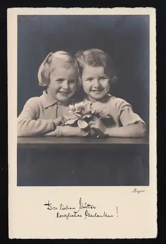 Filles joyeuse bouquet de fleurs La douce Mère souvenir chaleureux inutile