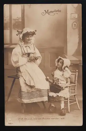 Amour mère, Photographie fille travail manuel mère costumes, Livre des vieux 27.4.1908