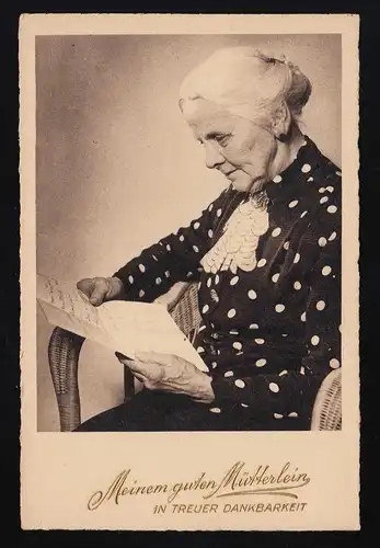 Alte Frau liest Brief, Meinem guten Mütterlein in treuer Dankbarkeit ungebraucht