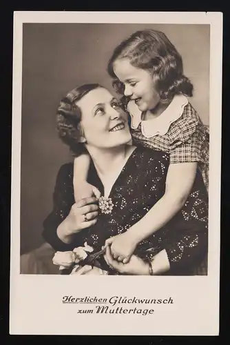 Fille embrasse maman, joyeuse rire, Félicitations pour la fête des mères, inutile