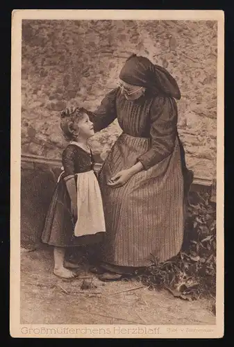 Großmütterchens Herzblatt, Photo alte Frau Mädchen zärtliche Geste, 27.8.1918
