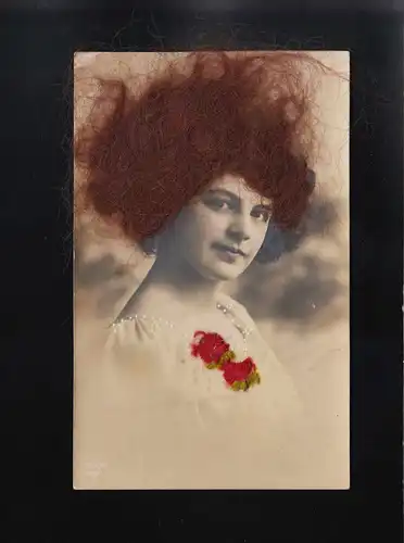 Femme brune cheveux vrais coiffure, fleurs rouges pierres décolleté, marqué