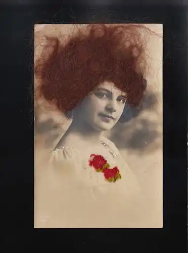 Frau braunes Echthaar Frisur, rote Blumen Steine Dekolleté, beschriftet