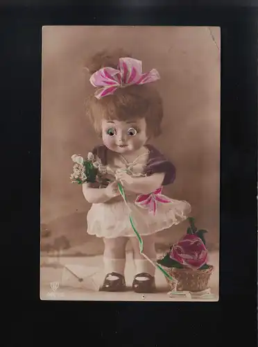 Mädchen Kleid rosa Schleife Korb Umhang Blumen bewegliche Augen, Berlin 4.5.1926