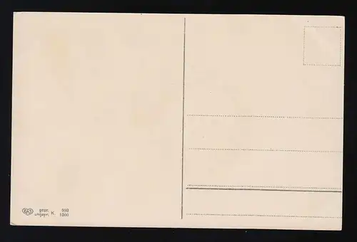 Garçon joue avec bande à couronne tressée Félicitations anniversaire, inutile