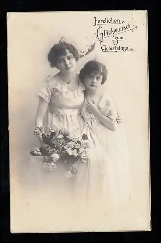 Filles en robes blanches longues apporter des roses Félicitations anniversaire 22.9.1916