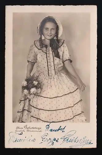 Foto Mädchen Rüschenkleid, Haube & Blumen, Geburtstag, Essen-Borbeck 24.11.1940