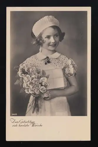 Foto AK Mädchen mit Häubchen Geschenk Blumen, Geburtstag Nordenham 1.10.1941