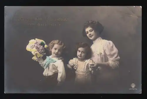 Foto Mutter & Kinder festl.gekleidet lächeln, Blumen, Geburtstag Zittau 5.1.1912