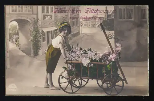 Kind Häkelmütze schiebt barfuß Blumenwagen Wünsche Geburtstag Bamberg 28.11.1914