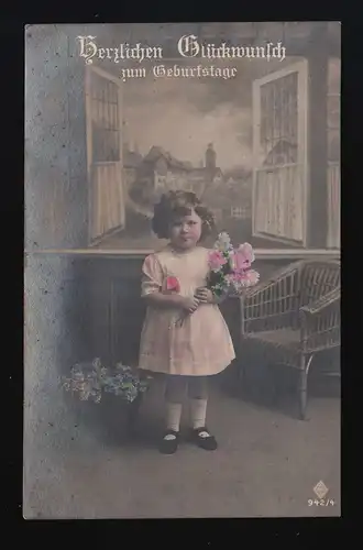 Foto AK kleines Mädchen mit roten Wangen + Blumen, Geburtstag, Halle 22.12.1918