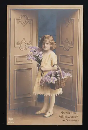 Foto Mädchen in offener Tür, festl. Kleid Blumen, Geburtstag, Hannover 24.4.14