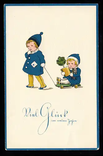 Enfant tire les manteaux bleus de frère et sœur, apporter des cadeaux "Bonne chance," inutile