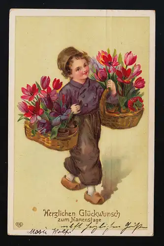 Enfant avec des chaussures en bois apporte des paniers pleins de tulipes, jour de nom, Vienne 12.9.1908